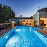 Cirka In Istria For 14 Persons With A 36 M2 Heated Pool, Gaming & Activities For Kids And Adults Villa Svetvincenat