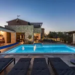 Villa Cirka In Istria For 14 Persons With A 36 M2 Heated Pool, Gaming & Activities For Kids And Adults *