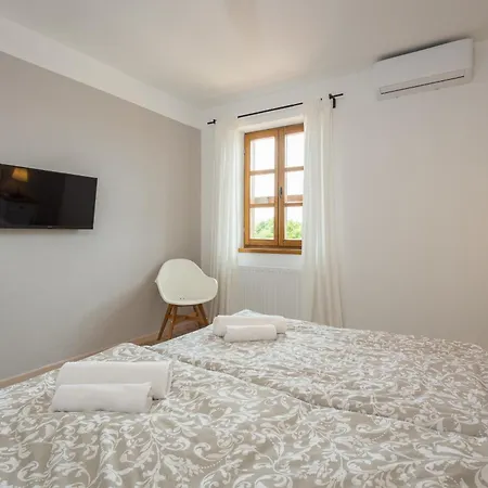 Cirka In Istria For 14 Persons With A 36 M2 Heated Pool, Gaming & Activities For Kids And Adults Вилла Светвинченат