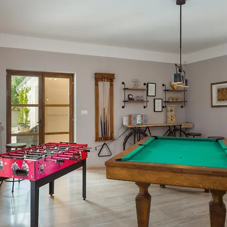 Cirka In Istria For 14 Persons With A 36 M2 Heated Pool, Gaming & Activities For Kids And Adults Вилла Светвинченат