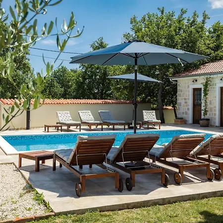Вилла Cirka In Istria For 14 Persons With A 36 M2 Heated Pool, Gaming & Activities For Kids And Adults Светвинченат