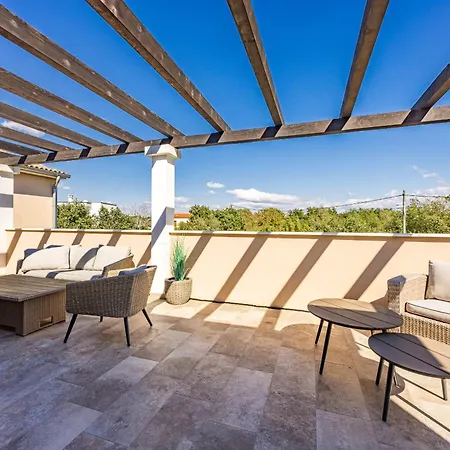 Cirka In Istria For 14 Persons With A 36 M2 Heated Pool, Gaming & Activities For Kids And Adults Svetvinčenat