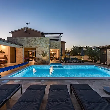 ヴィラ Cirka In Istria For 14 Persons With A 36 M2 Heated Pool, Gaming & Activities For Kids And Adults *